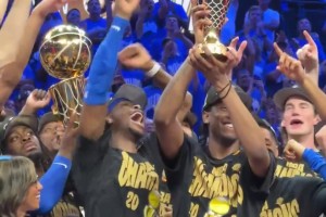 讓你也沾沾光SGA把FMVP獎杯遞給杰倫威，然后瘋狂慶祝