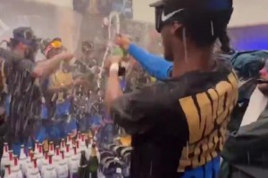 奪冠香檳準(zhǔn)備好！盡情享受專屬于雷霆全體球員的香檳浴