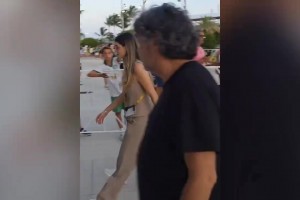 他是真的愛！路人拍到阿圭羅帶著女友現(xiàn)場觀看梅西生日賽