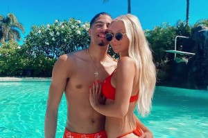 心疼！哈利伯頓女友曬照更衣室安慰哈利伯頓瞬間