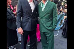 大圣可以進(jìn)軍好萊塢了！35歲貝爾合影61歲布拉德皮特