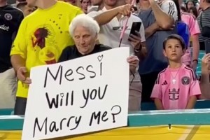 向梅西求婚賽前白發(fā)老奶奶舉牌“梅西你愿意嫁給我嗎？”