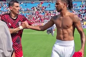 天使的魅力！拜仁球星奧利塞賽后主動找迪馬利亞換球衣