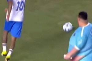 內(nèi)馬爾在慈善賽上穿襠“肉馬爾”，這身材簡直有5個(gè)內(nèi)馬爾