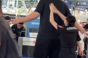 機(jī)場(chǎng)女安檢員搜身姚明 網(wǎng)友：大姚想藏點(diǎn)東西也很難啊