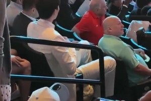 楊瀚森被選中時(shí)，身邊的觀眾都起立鼓掌，紛紛舉起手機(jī)錄視頻