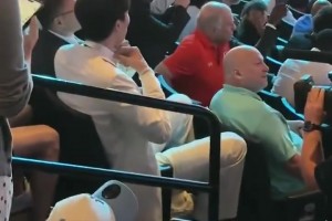 楊瀚森被選中路人視角 原來攝像大哥早在身邊等候