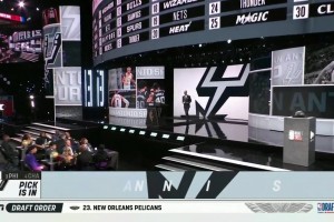 名宿之子！五冠傳奇羅恩-哈珀的二兒子小哈珀當選榜眼同蕭華握手