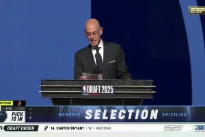 最好的生日禮物！開拓者用16號簽選中楊瀚森隨后上臺同蕭華合影