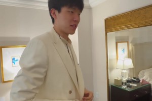 16順位被開拓者選中了！楊瀚森一身白色帥氣正裝前往選秀現(xiàn)場