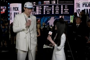 很激動！楊瀚森被選中后 和前方美女記者孟超表示：被嚇到了