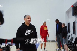 此前快船總經(jīng)理觀看楊瀚森試訓(xùn) 盧指導(dǎo)主動上前握手