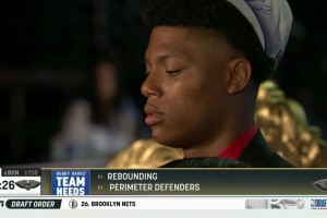 滿臉不開(kāi)心！埃斯貝利下場(chǎng)后感覺(jué)在強(qiáng)顏歡笑啊