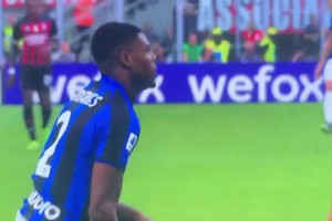 鄧弗里斯當(dāng)年怒懟特奧看著是真兇，阿庫尼亞你也是真敢惹