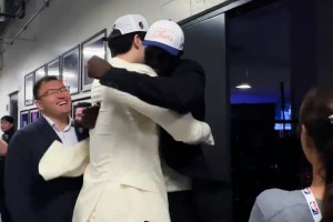 已經(jīng)有鐵哥們兒啦！楊瀚森和同經(jīng)紀公司的馬盧阿奇&克萊頓擁抱