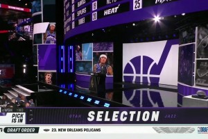 跌至第五！前三熱門(mén)埃斯-貝利被爵士選中同蕭華握手 表情不開(kāi)心