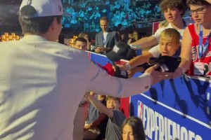 楊瀚森被選中后，與選秀大會現(xiàn)場的中國球迷們挨個(gè)擊掌！