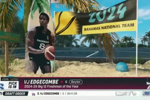 巴哈馬天才后衛(wèi)！VJ-埃奇庫(kù)姆當(dāng)選探花上臺(tái)同蕭華握手