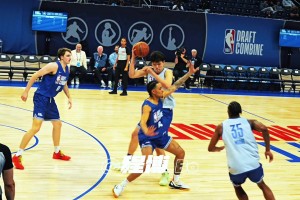 這不比開拓者那幾個內(nèi)線強？楊瀚森這手妙傳真有約基奇內(nèi)味兒