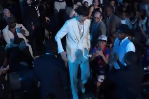 16順位！小楊擁抱致意富保羅！好的經(jīng)紀人功不可沒啊