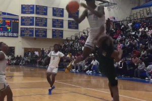 名場面！原來這個沖鋒暴扣就來自艾斯-貝利，身體確實炸裂