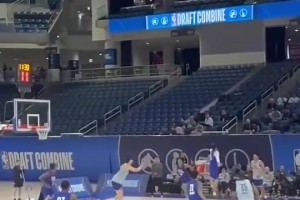 這意識不錯！楊瀚森聯(lián)合試訓(xùn)半場對抗，擋拆后順下迎著兩人暴扣！