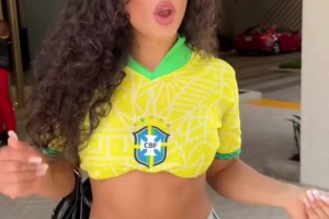 好看嗎？拒絕去維尼修斯家里做客的成人女星梅麗莎