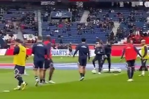 梅西在巴黎表現(xiàn)不佳遭球迷狂噓和辱罵！姆巴佩上前安慰