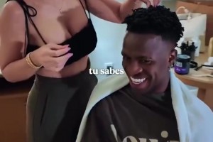 好看嗎？美女造型師給自己做發(fā)型，維尼修斯笑開花