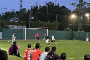 降維打擊！內(nèi)馬爾現(xiàn)身野球場，戴門將手套秀一條龍