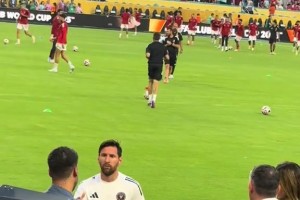 網(wǎng)友實拍：梅西熱身后來到場邊，先擁抱赫迪拉，后擁抱維埃里