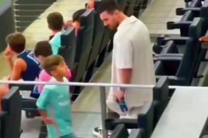 蘇牙兒子漫不經(jīng)心從梅西身邊走過時，他媽媽讓回去和梅西打招呼