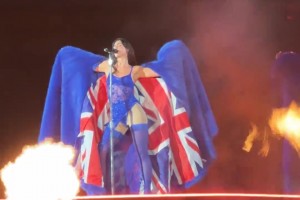 古希臘掌管絲襪的神！啪姐在安菲爾德開(kāi)演唱會(huì)，這身打扮無(wú)敵