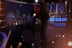 人不可貌相！妹子穿著高跟鞋背起了2米16的奧尼爾