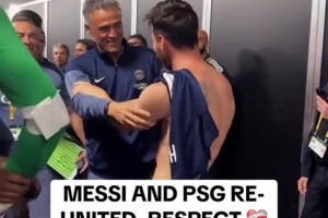 擁抱致敬！梅西賽后在更衣室門口等巴黎球員擁抱！