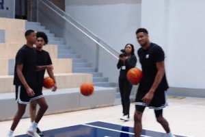 指導(dǎo)新秀！只是字母哥這示范的是靠身體啊，像他這素質(zhì)的能有幾個