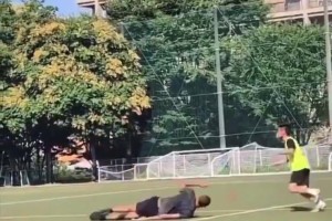 真敢做動(dòng)作！文班休賽期踢足球倒鉤，馬刺管理層看完心里一驚