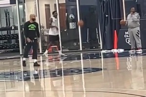 開玩笑還是生氣了？華子訓(xùn)練師暴怒摔球