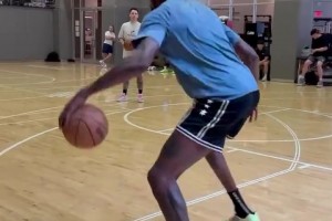 杜蘭特休賽期結(jié)合球跳投訓(xùn)練 看著真是美如畫！