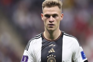 球員集錦：位置多變、卓越視野、攻守兼?zhèn)洌“萑赎?duì)長(zhǎng)基米希