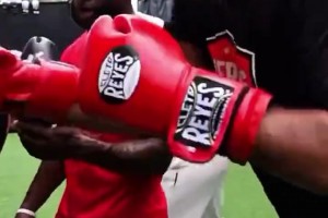 范弗里特跟烏度卡一起進(jìn)行拳擊訓(xùn)練