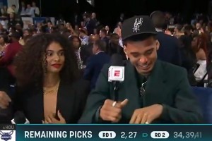 兩年前文班參加選秀大會(huì)，但身旁的姐姐卻不停拉扯胸前的衣服