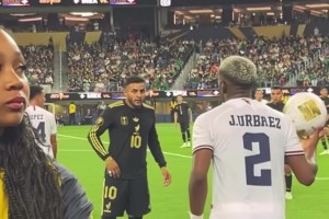 意大利美女主持穿高跟鞋顛球啊，穿著短裙就不怕走光了嘛