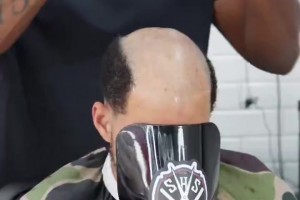 之前被傳的NBA球星禿頭戴假發(fā)視頻，哈利已否認(rèn)，那到底是誰(shuí)呢