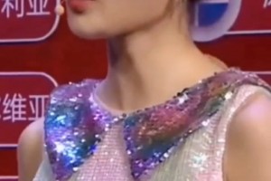 武磊：我怎么說(shuō)也是著名前鋒！你讓我親就親？