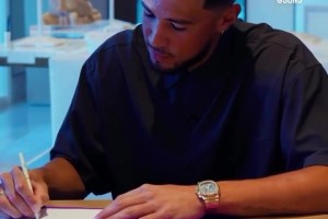 2年1.4億美元超級(jí)頂薪！布克簽合同的時(shí)候感覺(jué)都憋不住笑容了