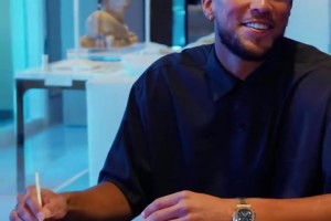 歷史最高年薪！布克兩年1.45億續(xù)約 嘴角壓不住了