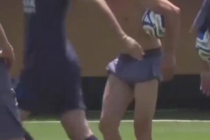 誰(shuí)家教練訓(xùn)練的時(shí)候全裸??！身材保持的還不錯(cuò)！