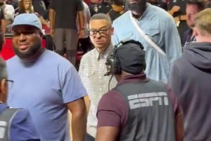 前來督戰(zhàn)湖人隊友詹姆斯抵達現(xiàn)場看兒子布朗尼夏季聯(lián)賽