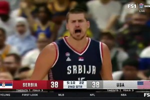 庫里此前在熱身賽連續(xù)打爆塞爾維亞外線，約基奇氣得砸球！